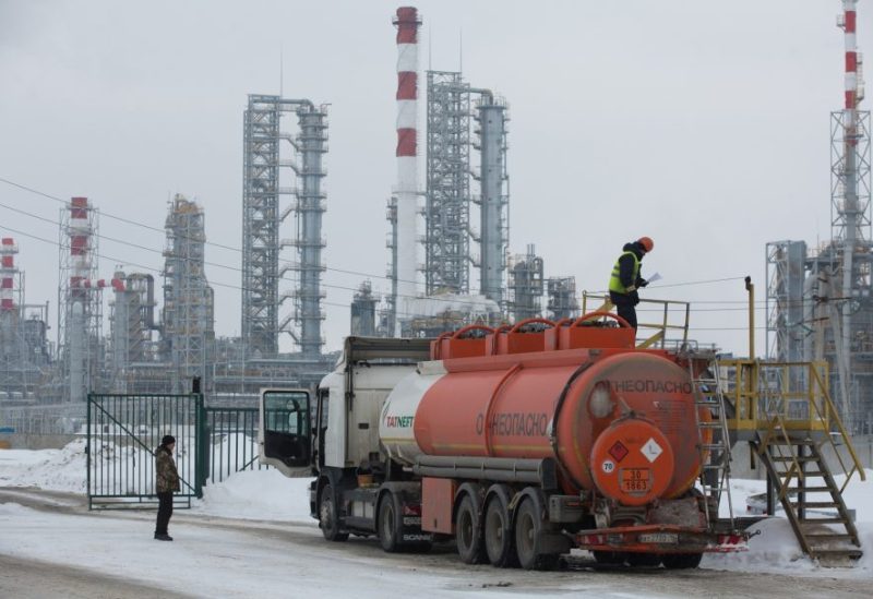 الحكومة الروسية تعلن رفع حظر البنزين عن المنتجين مع تمديد القيود على آخرين