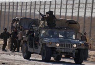 جنود الاختلال الإسرائيلي يستعدون قبل دخول قطاع غزة عند معبر كرم أبو سالم - رويترز