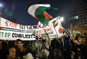 متظاهرون يرفعون الأعلام دعماً لفلسطين قبل مباراة فرنسا وإسرائيل - رويترز