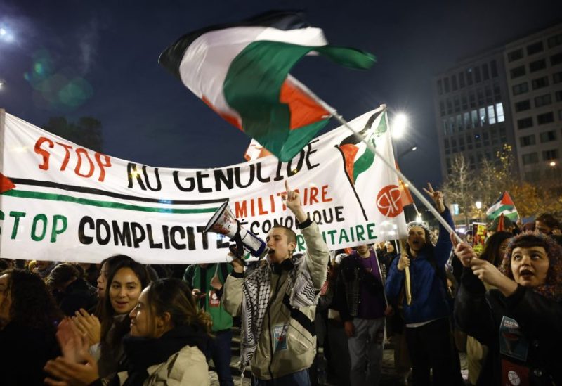 متظاهرون يرفعون الأعلام دعماً لفلسطين قبل مباراة فرنسا وإسرائيل - رويترز
