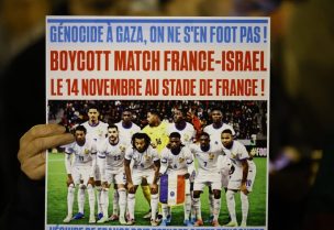 متظاهرون دعماً لفلسطين قبل مباراة فرنسا وإسرائيل - رويترز
