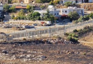 آليات ثقيلة إسرائيلية تقطع الشريط الحدودي وتتوغل داخل الأراضي السورية (الجزيرة)