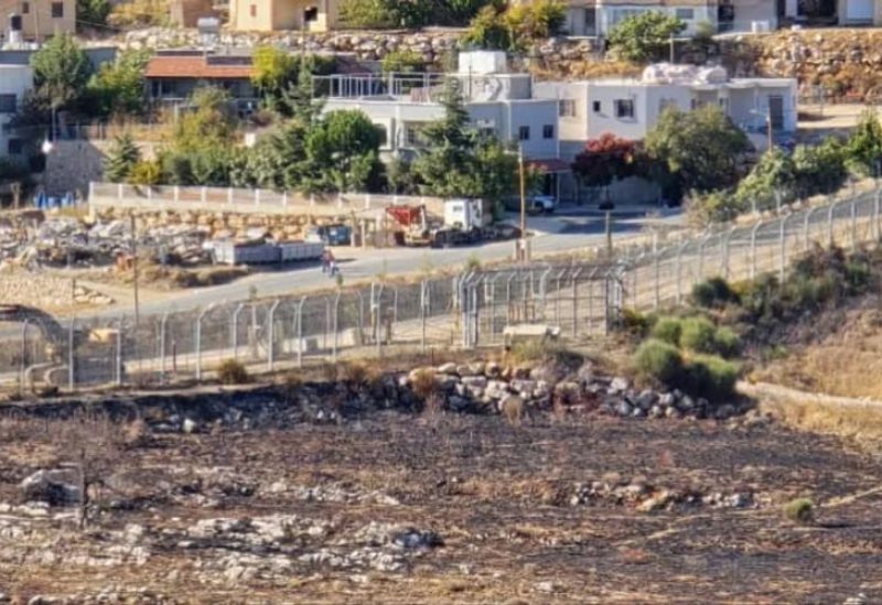 آليات ثقيلة إسرائيلية تقطع الشريط الحدودي وتتوغل داخل الأراضي السورية (الجزيرة)