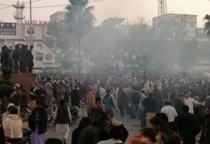 الآلاف من أنصار حزب إنصاف تجمعوا بالقرب من المنطقة الحمراء في العاصمة الباكستانية (الجزيرة)