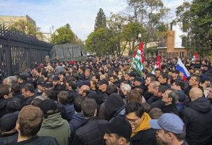 متظاهرون يتجمعون خارج مبنى البرلمان في منطقة أبخازيا الانفصالية الجورجية