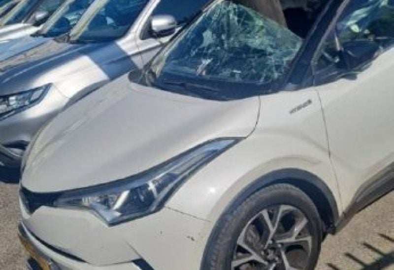 سقوط صاروخ بشكل مباشر على سيارة في "رعنانا" شمال تل أبيب