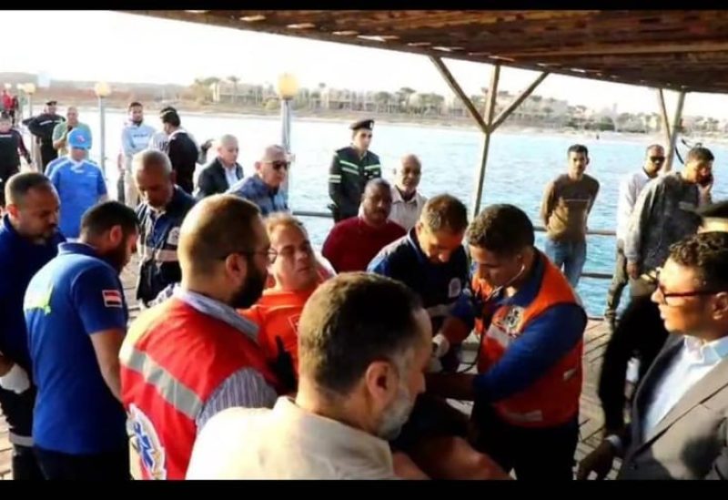 انتشال 3 جثث من مركب سياحي غرق قبالة الساحل في البحر الأحمر (مواقع التواصل)