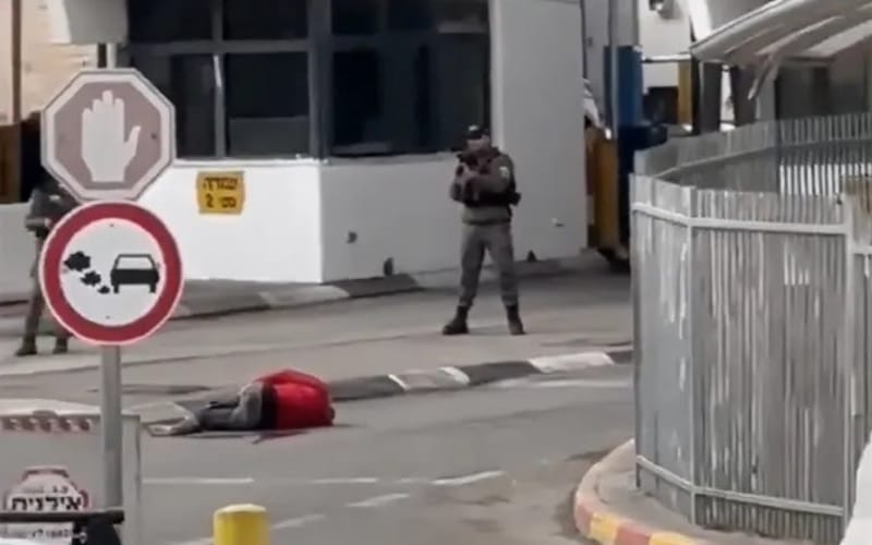 مشهد من إطلاق قوات الاحتلال النار على شاب وتركه ينزف دون تقديم العلاج له على حاجز مخيم شعفاط بالقدس (مواقع التواصل الاجتماعي)