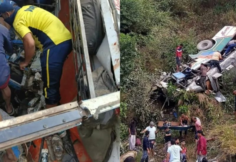 صور تظهر حافلة منقلبة بجانب نهر في حادث مروع بأوتار كاند الهندية