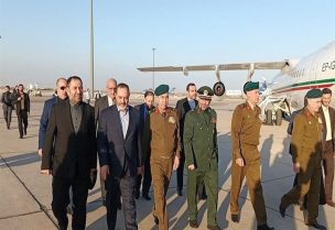 وزير الدفاع الإيراني (يسار) وصل إلى دمشق في ظل تصعيد إقليمي وحرب إسرائيلية على غزة ولبنان