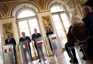 وزراء الخارجية الأوروبيون يجتمعون مع وزير الخارجية البولندي في وارسو - رويترز