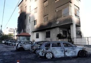 مستوطنون أحرقوا سيارات بمدينة البيرة الأسبوع الماضي وسط الضفة المحتلة (الأناضول)