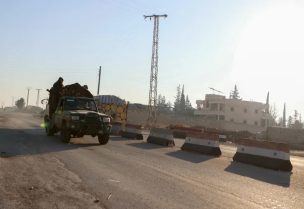 مقاتلون من المعارضة السورية المسلحة بعيد سيطرتهم على بلدة خان العسل غرب حلب (وكالة الصحافة الفرنسية)