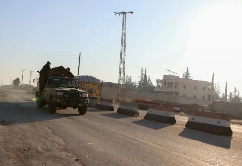 مقاتلون من المعارضة السورية المسلحة بعيد سيطرتهم على بلدة خان العسل غرب حلب (وكالة الصحافة الفرنسية)