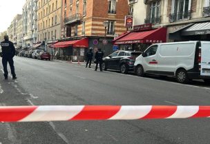 وسائل إعلام فرنسية: مسلح يحمل سكيناً يحتجز رهائن بمطعم في ضواحي باريس ويهدد بالانتحار