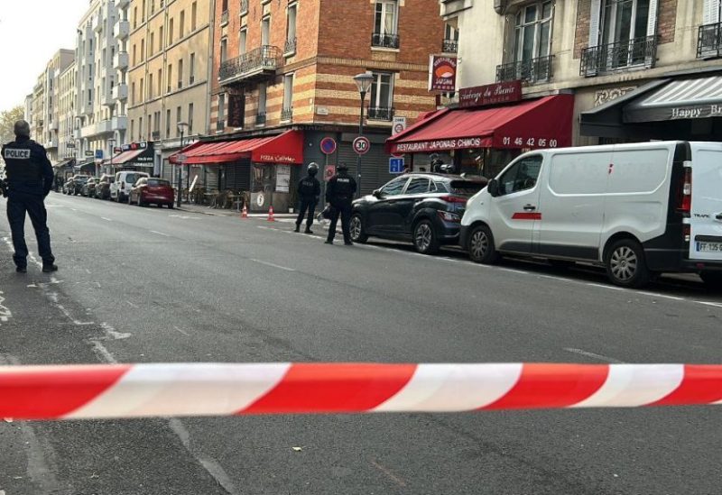 وسائل إعلام فرنسية: مسلح يحمل سكيناً يحتجز رهائن بمطعم في ضواحي باريس ويهدد بالانتحار