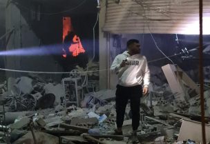 صورة من مكان الغارة التي استهدفت منزلا في مخيم البص للاجئين الفلسطينيين جنوبي لبنان