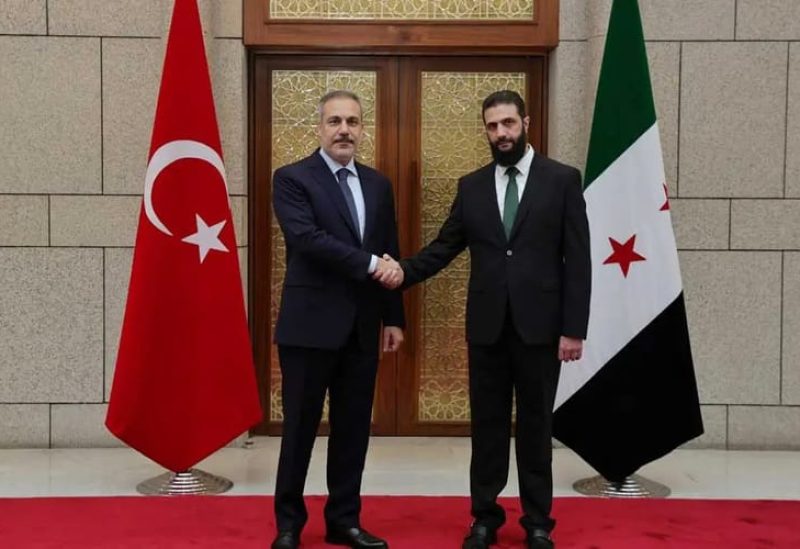 لقاء يجمع وزير الخارجية التركي هاكان فيدان مع قائد الإدارة السورية الجديدة أحمد الشرع في دمشق
