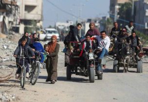 أشخاص يفرون من العنف في غرب دارفور- رويترز