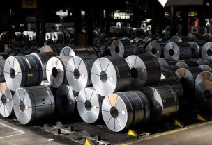 لفائف الفولاذ في مصنع شركة الصلب الألمانية Salzgitter AG في مدينة سالزجيتر بألمانيا، 2 مارس/آذار 2020. رويترز