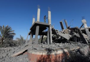 منزل مدمر جراء غارة إسرائيلية في دير البلح وسط قطاع غزة في 4 ديسمبر/كانون الأول 2024. رويترز