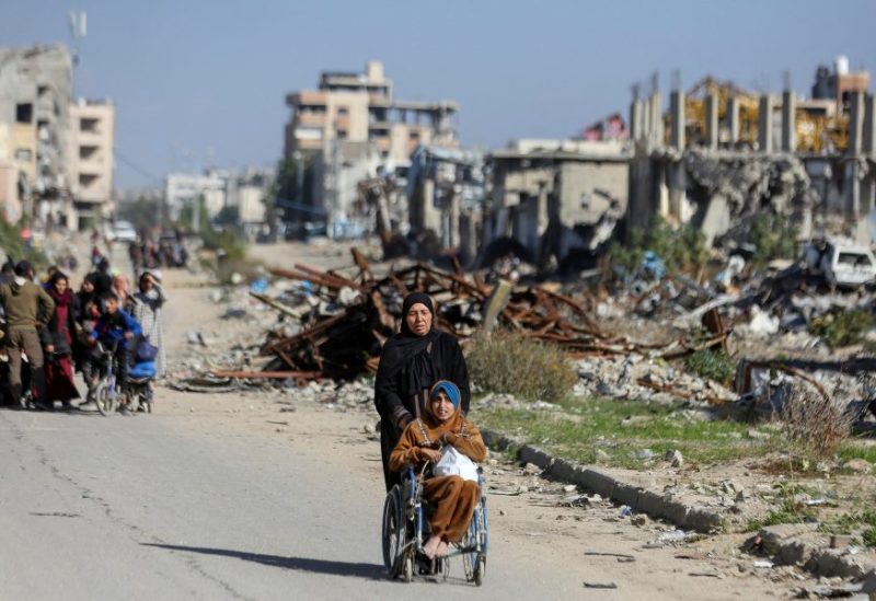 نازحون فلسطينيون يفرون من شمال قطاع غزة وسط عملية عسكرية إسرائيلية في جباليا شمال قطاع غزة في 4 ديسمبر/كانون الأول 2024. رويترز