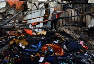 فلسطيني يتفقد الأضرار في أعقاب غارة إسرائيلية على مخيم في خان يونس جنوب قطاع غزة في 5 ديسمبر/كانون الأول 2024. رويترز
