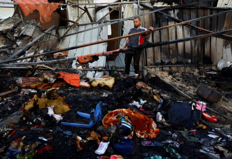 فلسطيني يتفقد الأضرار في أعقاب غارة إسرائيلية على مخيم في خان يونس جنوب قطاع غزة في 5 ديسمبر/كانون الأول 2024. رويترز