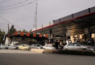 مواطنون ينتظرون للتزود بالوقود في محطة وقود بعد أن استولت المعارضة السورية على مدينة حلب في شمال سوريا ، 4 ديسمبر/كانون الأول 2024. رويترز