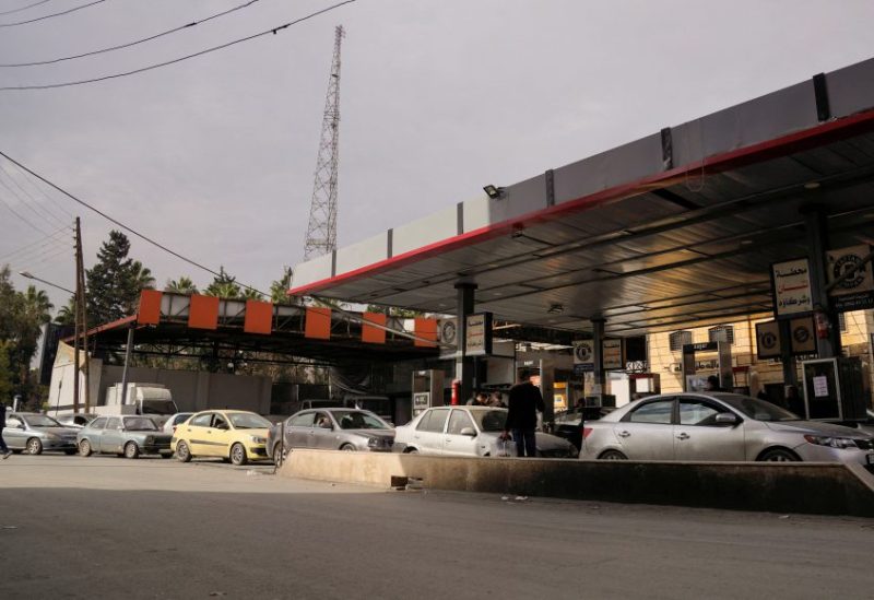 مواطنون ينتظرون للتزود بالوقود في محطة وقود بعد أن استولت المعارضة السورية على مدينة حلب في شمال سوريا ، 4 ديسمبر/كانون الأول 2024. رويترز