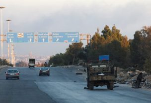 سيارات تسير في أحد الشوارع، بعد إعلان المعارضة السورية الإطاحة بالرئيس السوري بشار الأسد، في دمشق، سوريا، 8 ديسمبر/كانون الأول 2024. رويترز