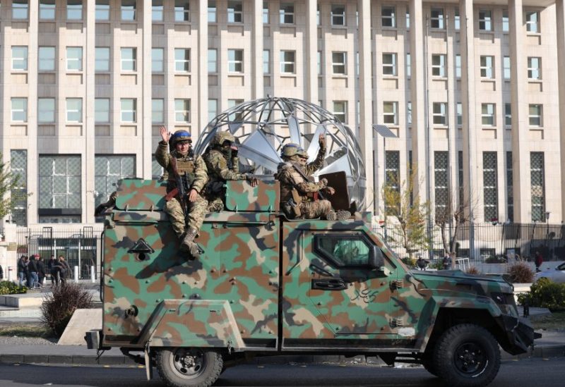 مقاتلون من المعارضة السورية على متن عربة أمام البنك المركزي السوري، بعد أن استولت المعارضة على العاصمة وأطاحت بالرئيس بشار الأسد، في دمشق، سوريا، 9 ديسمبر/كانون الأول 2024. رويترز