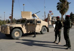 عناصر من قوات سوريا الديمقراطية التي يقودها الأكراد يقفون بالقرب من سيارة، في القامشلي، سوريا، 9 ديسمبر/كانون الأول 2024. رويترز