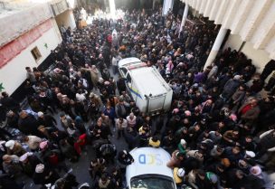 أشخاص يتجمعون أثناء قيام عناصر من الدفاع المدني السوري بالبحث عن سجناء تحت الأرض في سجن صيدنايا، سوريا، 9 ديسمبر/كانون الأول 2024. رويترز