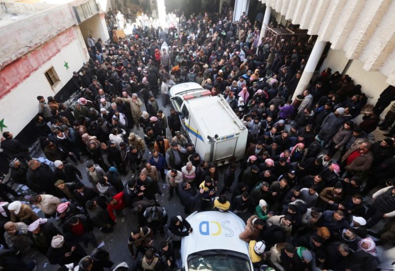 أشخاص يتجمعون أثناء قيام عناصر من الدفاع المدني السوري بالبحث عن سجناء تحت الأرض في سجن صيدنايا، سوريا، 9 ديسمبر/كانون الأول 2024. رويترز