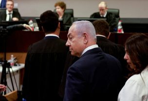 يمثل رئيس الوزراء الإسرائيلي نتنياهو في محاكمة الفساد للمرة الأولى - رويترز
