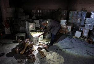 تفقد مبنى يُشتبه بأنه مصنع كبتاغون في ضواحي دمشق، سوريا، 12 ديسمبر/كانون الأول 2024. رويترز