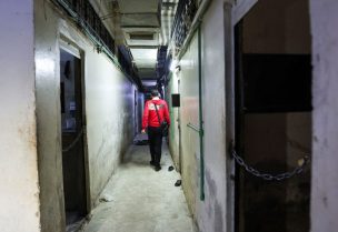 سجين سوري سابق يمشي في غرف الزنازين في سجن ”الفرع 215“ تحت الأرض الذي كانت تديره المخابرات العسكرية السورية، في دمشق، سوريا، 11 ديسمبر/كانون الأول 2024. رويترز