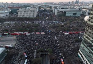 متظاهرون يشاركون في مسيرة تطالب بعزل الرئيس الكوري الجنوبي يون سوك يول، سيول، 14 ديسمبر/كانون الأول 2024. رويترز