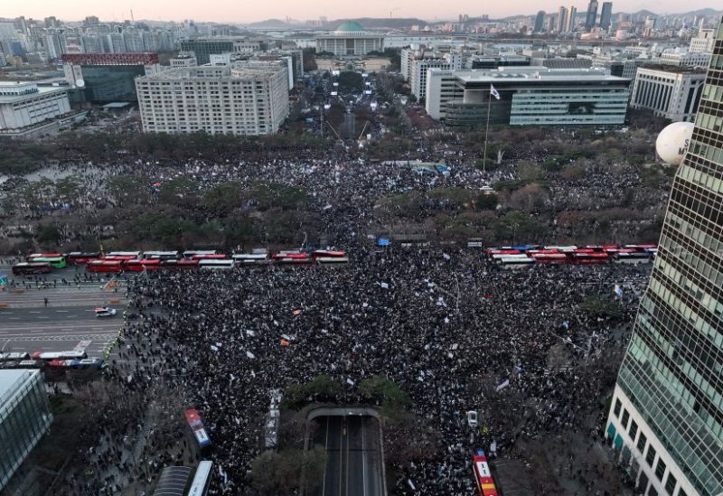 متظاهرون يشاركون في مسيرة تطالب بعزل الرئيس الكوري الجنوبي يون سوك يول، سيول، 14 ديسمبر/كانون الأول 2024. رويترز