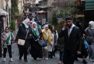 أشخاص يسيرون في سوق في منطقة باب توما في مدينة دمشق، بعد أن أطاح مقاتلو المعارضة السورية بالرئيس السوري بشار الأسد، 14 ديسمبر/كانون الأول 2024. رويترز