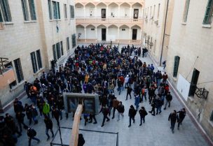 طلاب في مدرسة في دمشق في سوريا بعد إعلان السلطات عن إعادة فتح المدارس بعد الإطاحة بالرئيس السوري بشار الأسد، 15 ديسمبر/كانون الأول 2024. رويترز