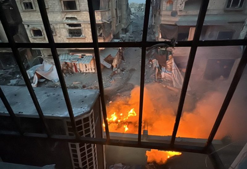 حريق مشتعل كما يظهر من نافذة مستشفى كمال عدوان خلال الهجوم العسكري الإسرائيلي المستمر على بيت لاهيا شمال قطاع غزة، 18 ديسمبر/كانون الأول 2024. رويترز