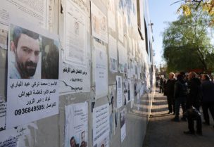أشخاص ينظرون إلى صور الجثث والمفقودين في مستشفى المجتهد في دمشق، سوريا، 18 ديسمبر/كانون الأول 2024. رويترز