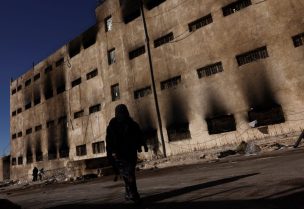 امرأة سورية تبحث عن أحد أفراد أسرتها المحتجزين في سجن صيدنايا، الذي كان يُعرف بأنه مسلخ في ظل حكم الرئيس السوري المخلوع بشار الأسد، سوريا، 19 ديسمبر/كانون الأول 2024. رويترز