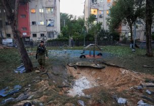 خدمات الطوارئ الإسرائيلية تعمل في مكان سقوط صاروخ أُطلق من اليمن وسقط في يافا، جنوب تل أبيب، إسرائيل، 21 ديسمبر/كانون الأول 2024. رويترز