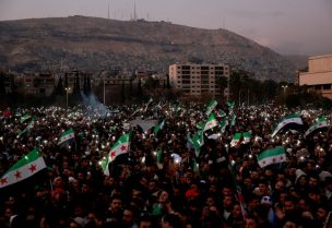 أشخاص يتجمعون للاحتفال في ساحة الأمويين بعد الإطاحة بالرئيس السوري بشار الأسد في دمشق، سوريا، 20 ديسمبر/كانون الأول 2024. رويترز