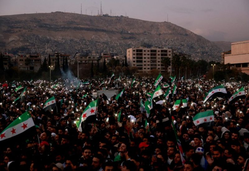 أشخاص يتجمعون للاحتفال في ساحة الأمويين بعد الإطاحة بالرئيس السوري بشار الأسد في دمشق، سوريا، 20 ديسمبر/كانون الأول 2024. رويترز