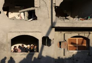 آثار غارة إسرائيلية على منزل في دير البلح وسط قطاع غزة، 22 ديسمبر/كانون الأول 2024. رويترز
