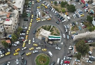 سيارات تسير في حي باب توما في دمشق. 22 ديسمبر/كانون الأول 2024. رويترز